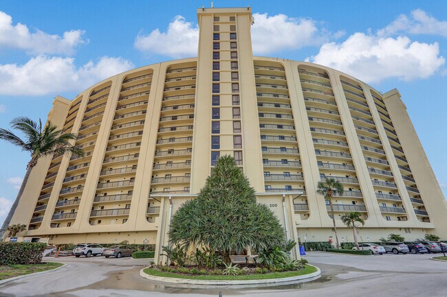 Foto del edificio - 200 Ocean Trail Way