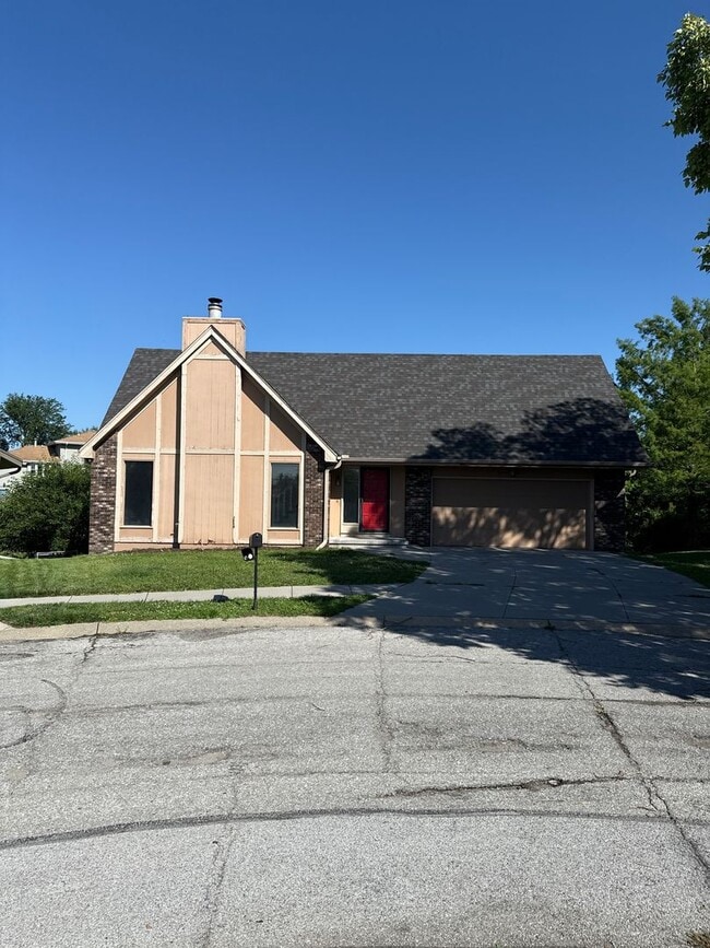 Building Photo - Conveniently Located 3 Bedroom with Unique...