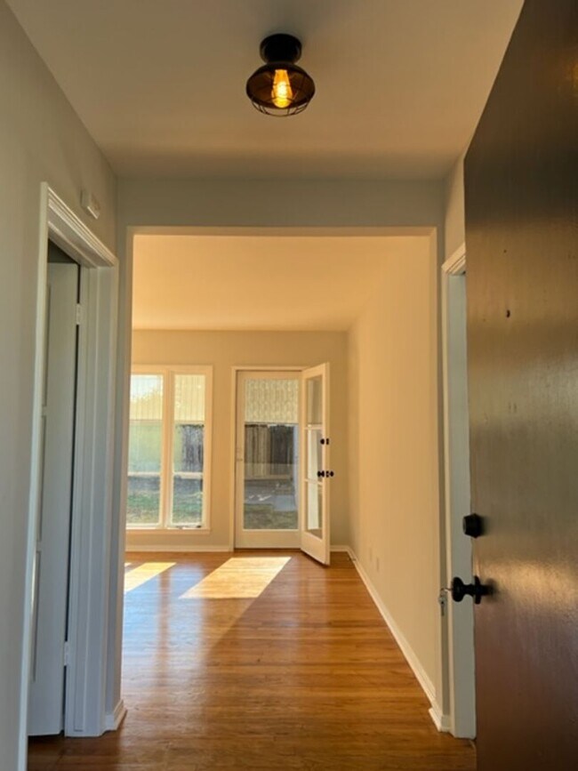 Foto del edificio - South of Conant Home with 3 Bedrooms, 1 ba...