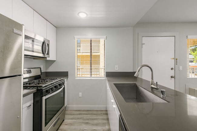 Foto del edificio - 1535 N Kenmore Ave