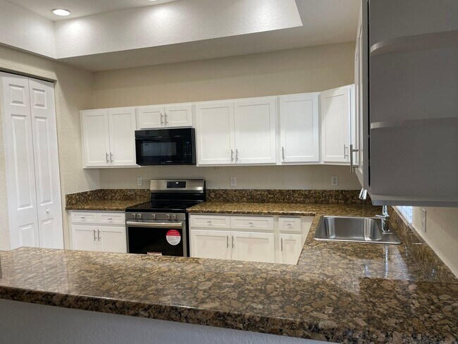 Foto del edificio - Furnished 1st Floor Condo in the Heart of ...
