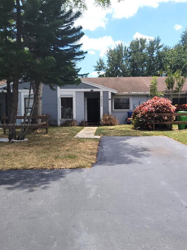 Building Photo - 7954 NW 41 Ct
