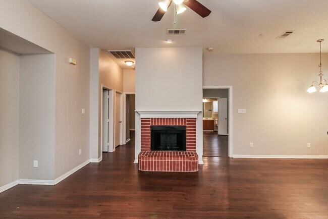 Foto del edificio - 4901 Fox Ridge Ln