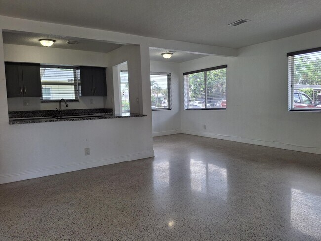 Foto del edificio - 1624 NE 25th St