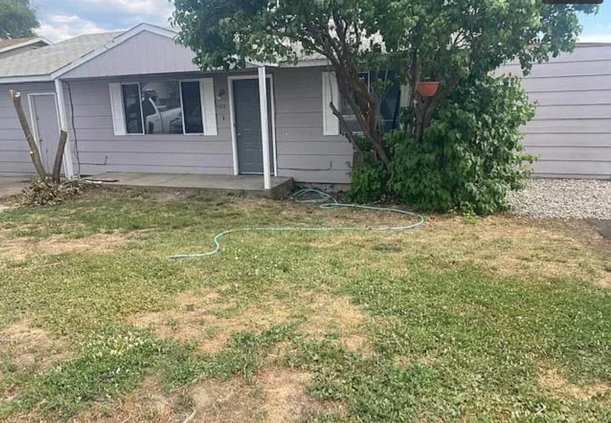 Primary Photo - Updated 4 Bedroom 2 Bath PET FRIENDLY