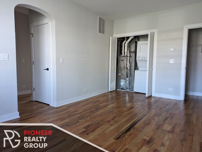 Building Photo - 630 W Wrightwood Ave