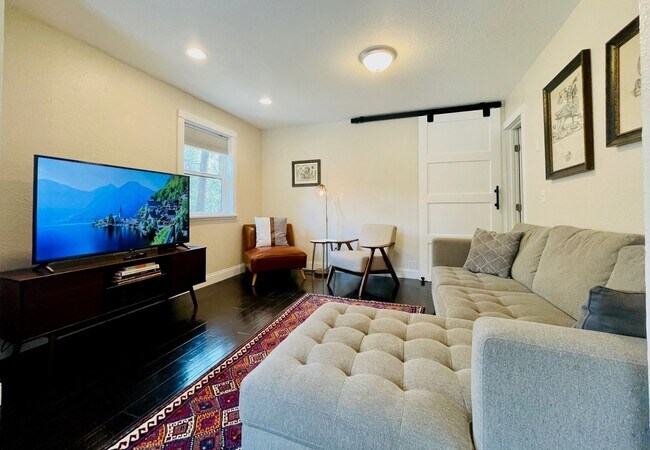 Foto del edificio - Short-Term Lease in Sunriver through May 31, 2026 - FALL SPECIAL $350.00 off first month rent wit...