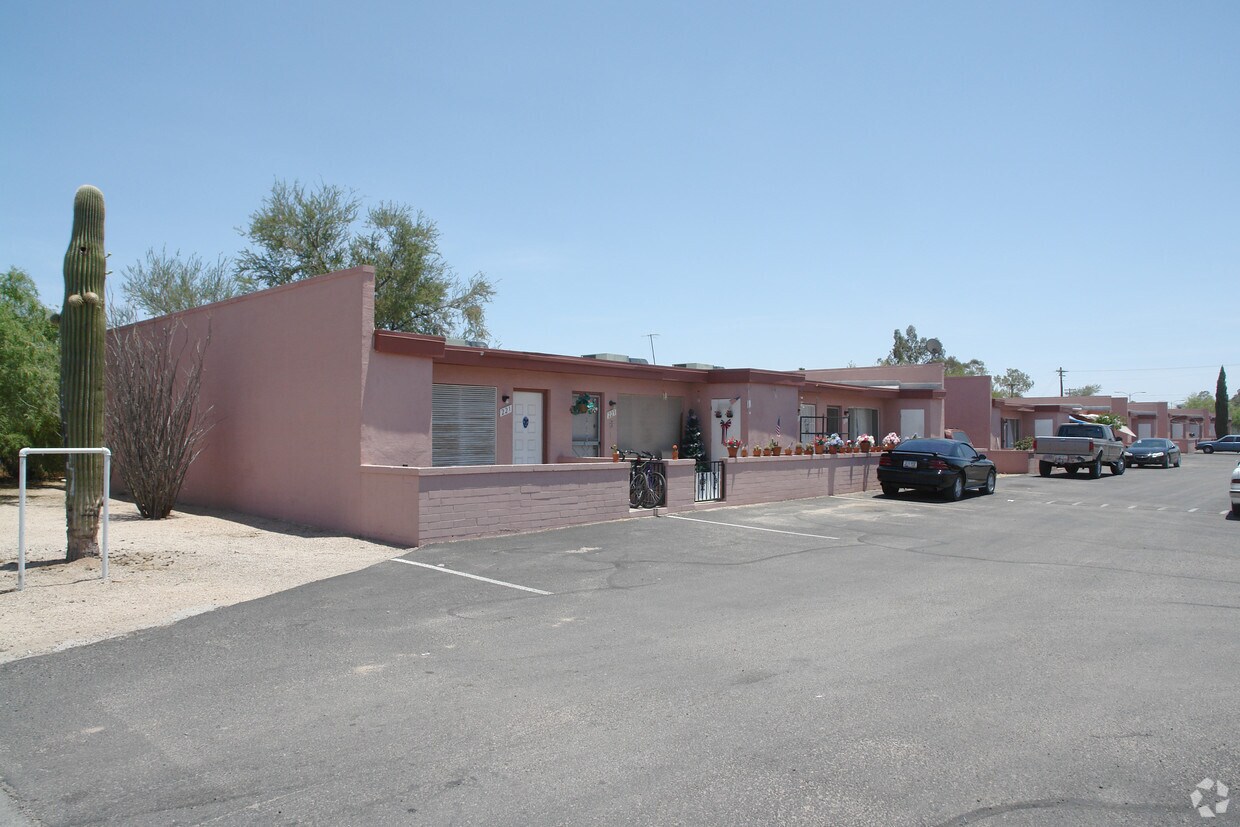 Primary Photo - 221-255 W Limberlost Dr