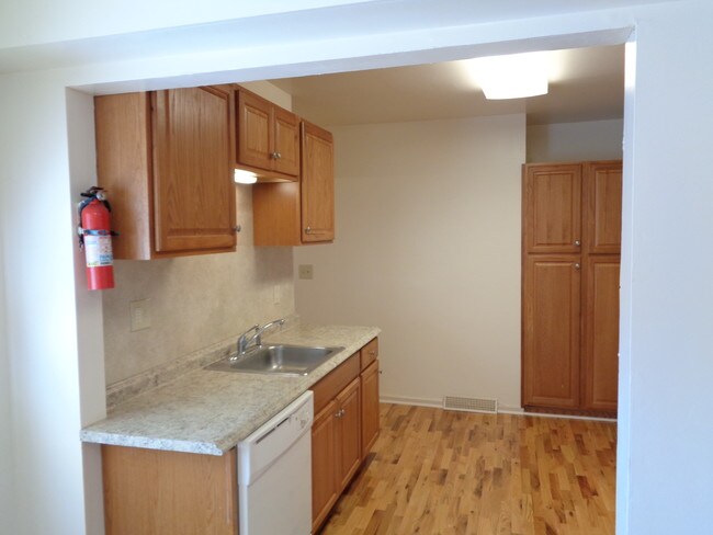 Building Photo - 698 Lindley St