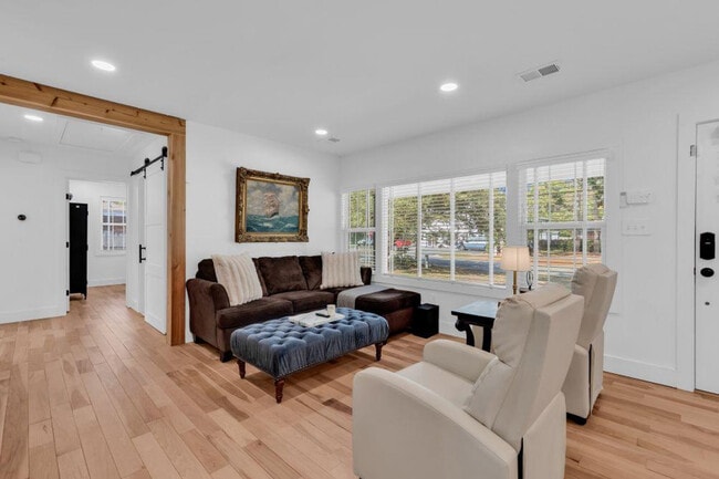 Building Photo - 519 35th Ave N