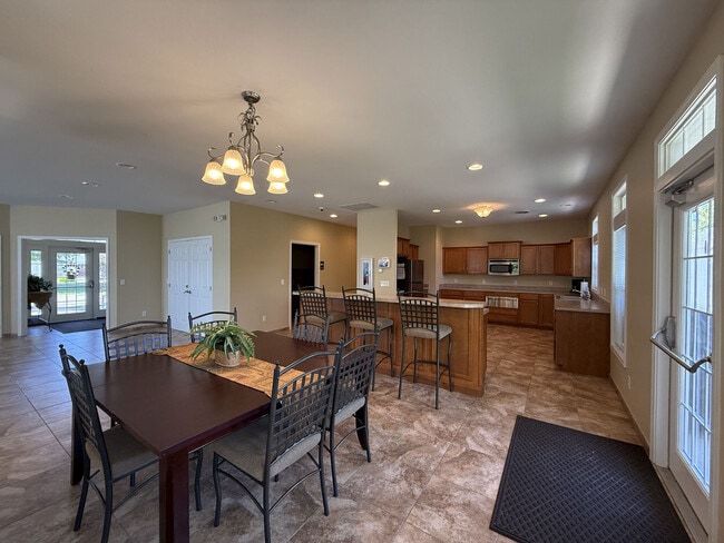 Building Photo - Pointe At Evans Lake