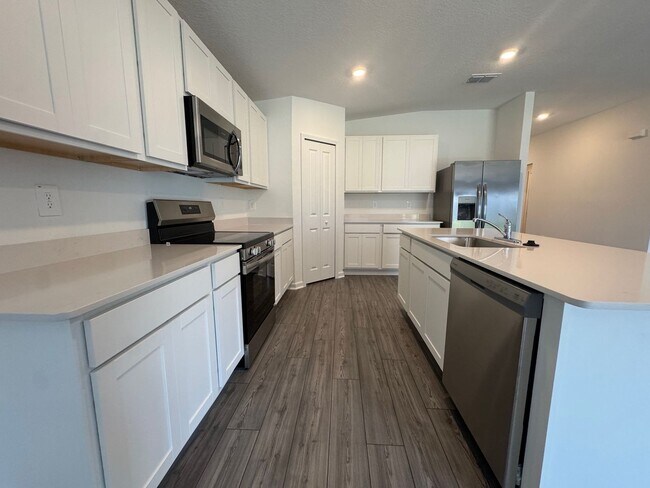 Foto del edificio - BRAND NEW CONSTRUCTION - 3 Bed 2 bath Sing...