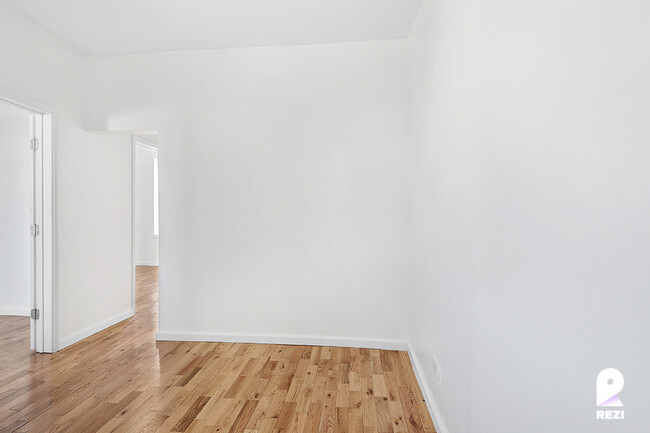 Building Photo - 490 E 189th St
