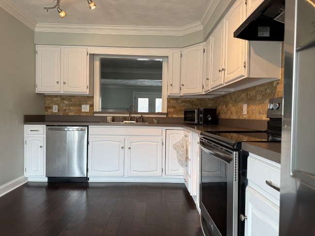 Building Photo - 658 Lord Dunmore Dr