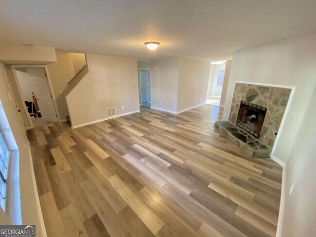 Building Photo - 709 Pine Tree Trail