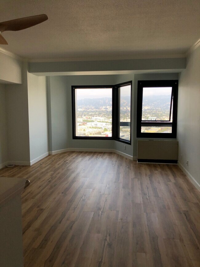 Comedor - 6363 Christie Ave