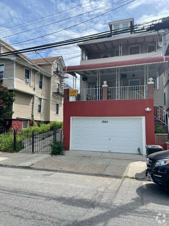Building Photo - 3940 Hill Ave