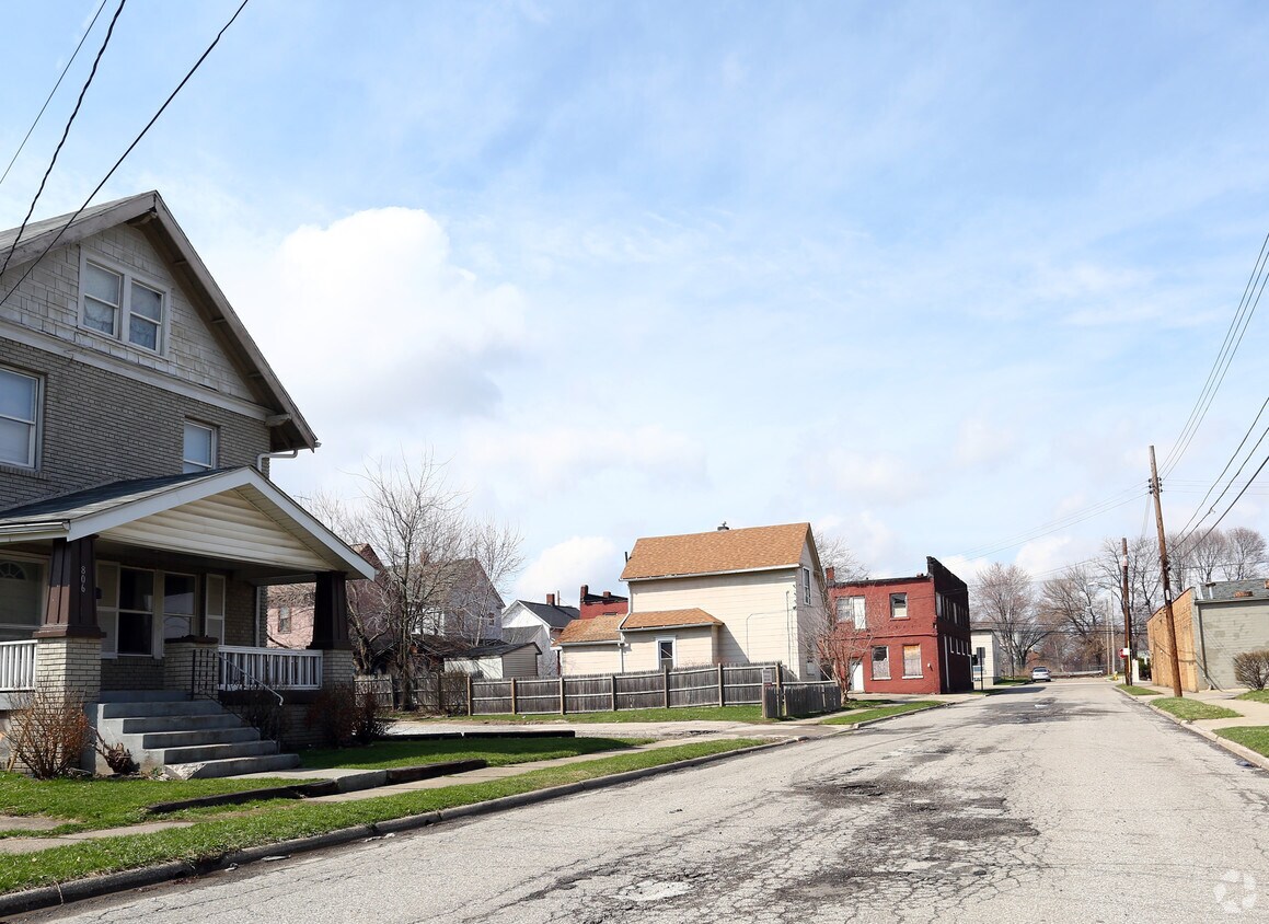 Building Photo - 806 Sherman St