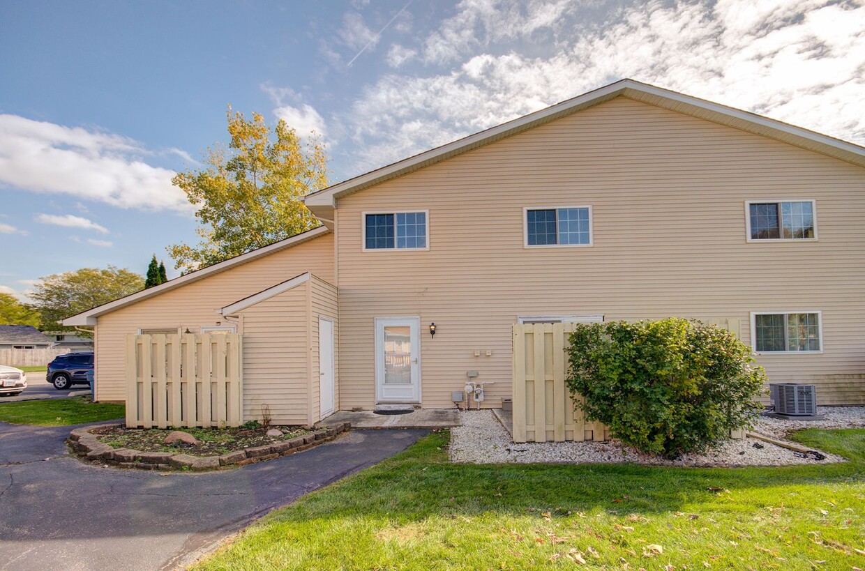 Primary Photo - 2 bd townhome Crest Hill