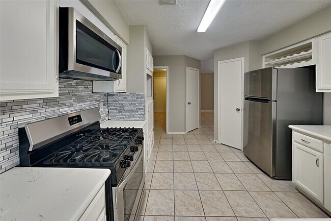 Building Photo - 8514 Greenleaf Lake Dr