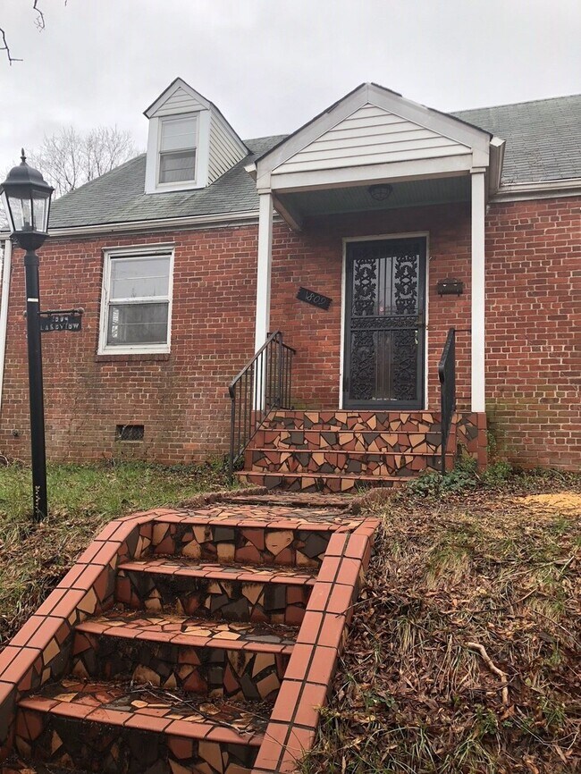 Building Photo - Updated 4 Bedroom Cape in Randolph Availab...