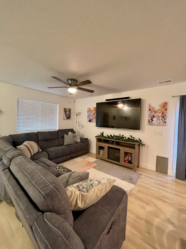 Foto del edificio - 1642 W Parkview Dr