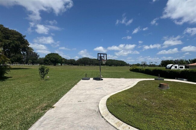 Foto del edificio - 1025 Hunting Lodge Dr