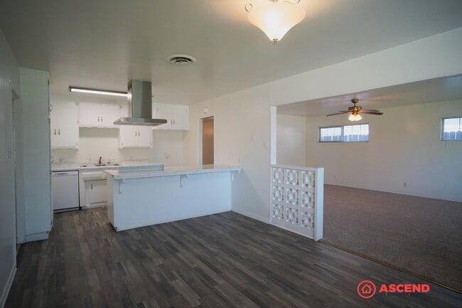 Foto del edificio - Cute Home Near Valley Plaza Mall!