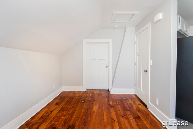 Building Photo - 25 Seward Ave NW