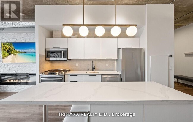 Building Photo - 60 Bathurst St