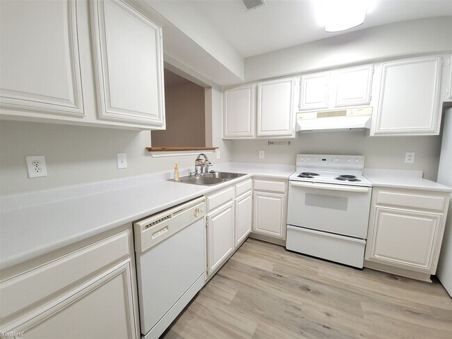 Building Photo - 2 br, 2 bath Townhome - 2505 Longmire Dr