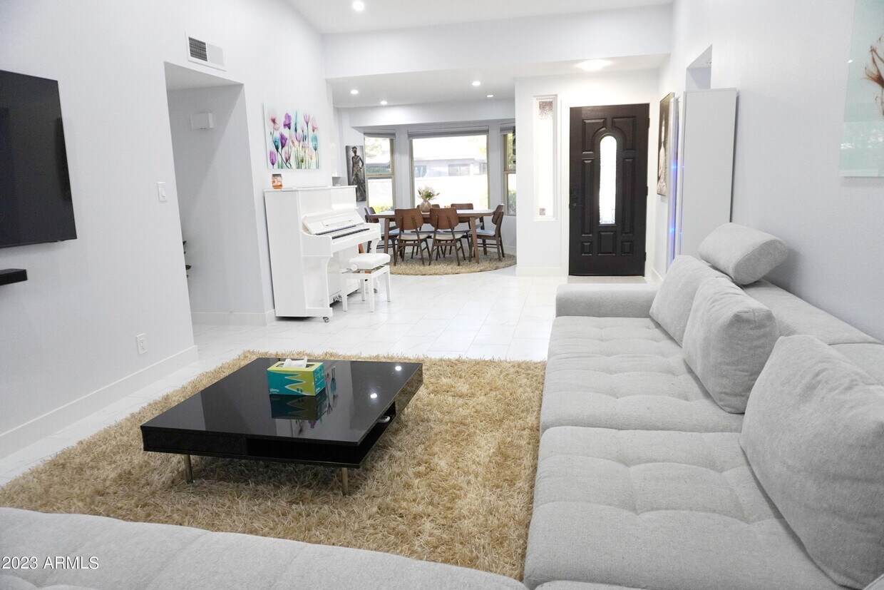 Foto principal - 9365 E Poinsettia Dr