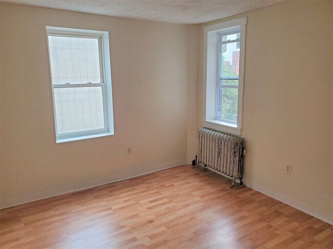 Building Photo - 819 Elm St