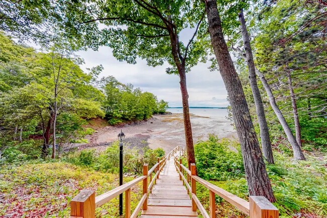 Building Photo - Private 3 Bed 1.5 Bath Waterfront Harpswel...