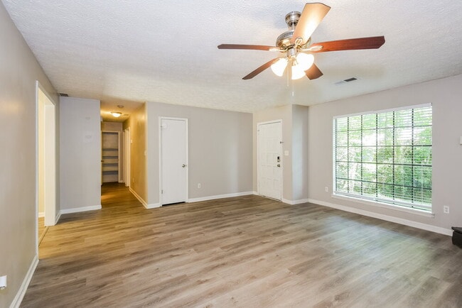 Building Photo - 440 Creekside Ct