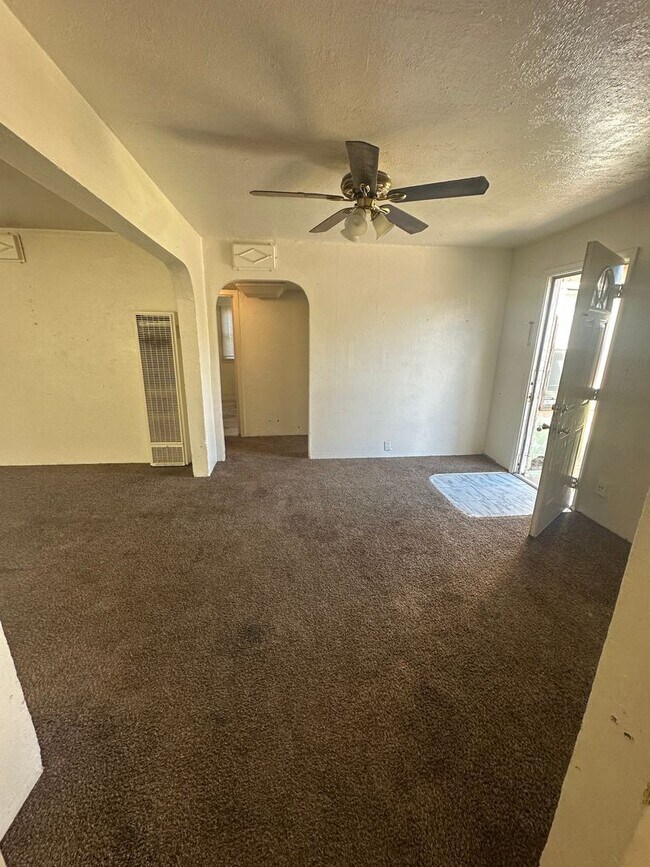 Foto del edificio - Don't wait on this 2 bedroom 1 bath house with yard service in North Hanford