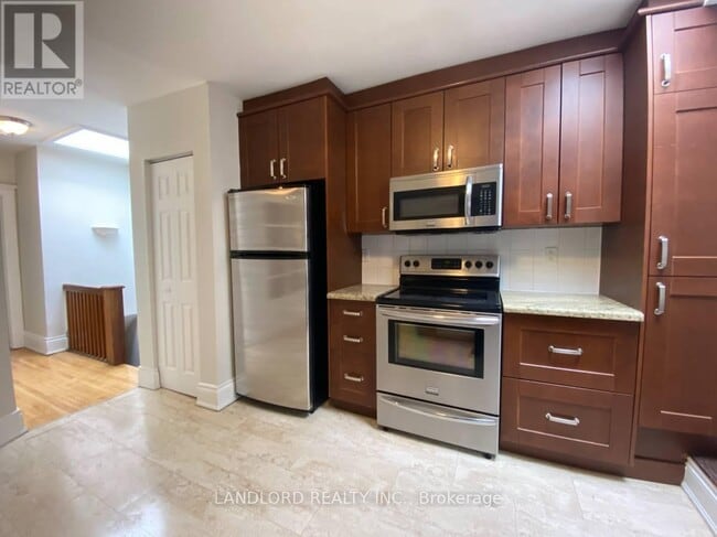 Building Photo - 343 St Clair Ave W