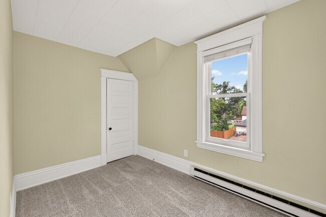 Building Photo - 754 5th St E