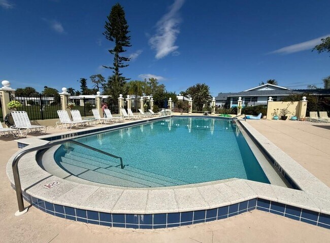 Foto del edificio - 5835 Tidewood Ave