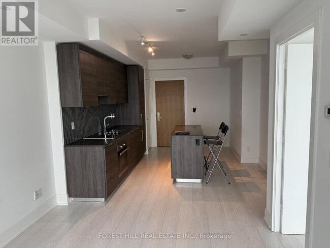 Photo du bâtiment - 200 Bloor St W