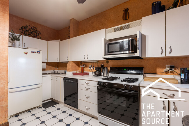Building Photo - 825 W Diversey Pkwy