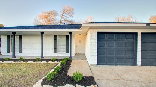 Building Photo - 9726 La Vista Dr