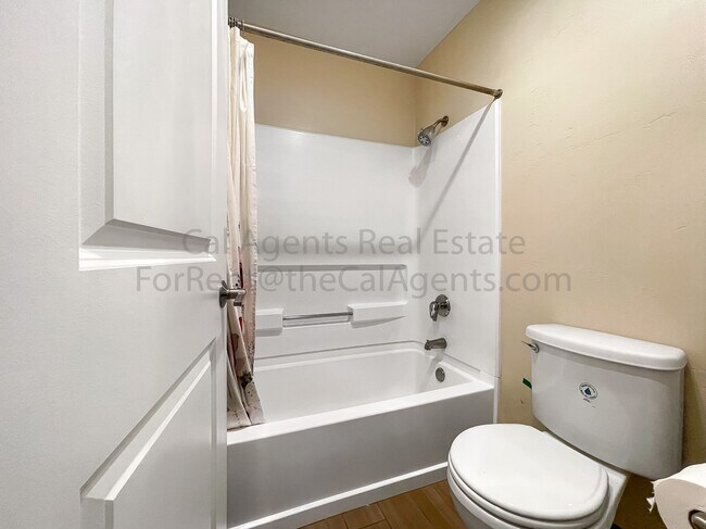 Foto del edificio - 6400 Christie Ave
