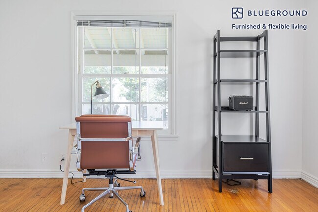 Foto del edificio - 136 S Roxbury Dr