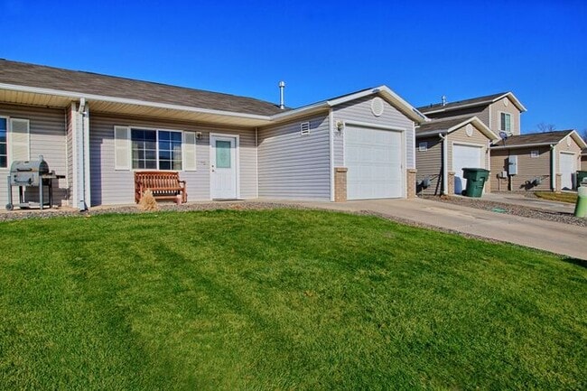 Building Photo - Charming 3 Bed, 2 Bath Townhome in Orchard...