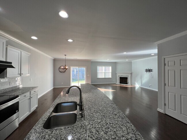 Foto del edificio - 4 Bedroom 3 Bath - Gorgeous Backyard in Le...
