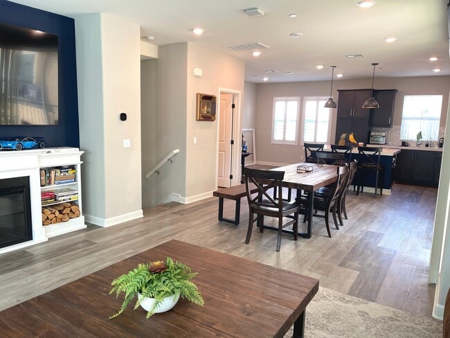 Building Photo - Gorgeous highly upgraded townhome in the b...
