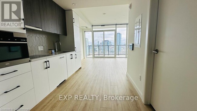 Photo du bâtiment - 741-1741 King St W