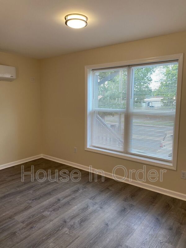 Building Photo - 307 8th Ave E