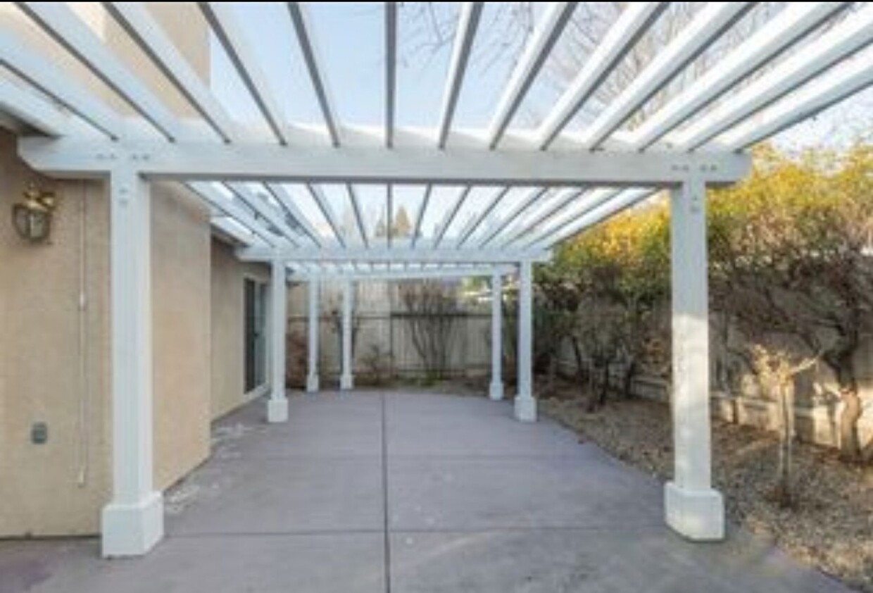 Building Photo - 3-bedroom, 2-bath home in Sierra Bonia Sen...